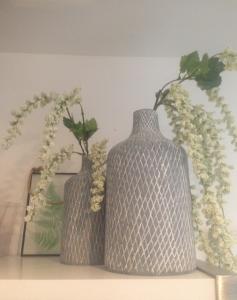 2 vaasjes grijs witte bloemen